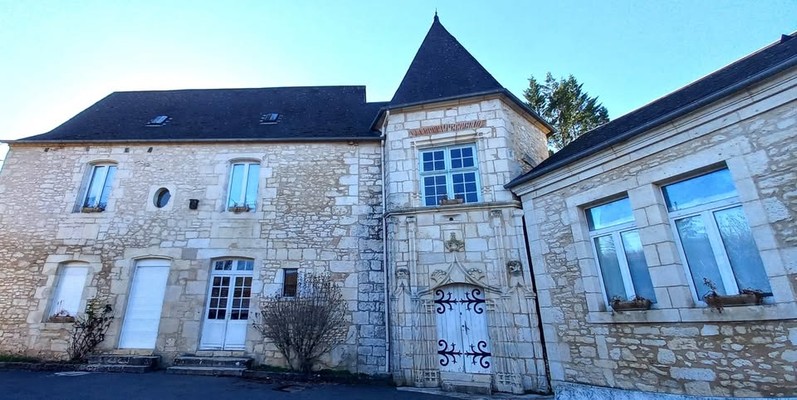 Photo de l'école de Borrèze depuis la cour de récréation