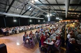Photo d'un banquet sous un hangard à Borrèze avec des tables et des chaises
