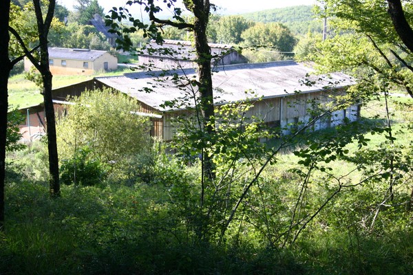 Photo d'un des panneau d'entrée de Borrèze avec le nom du village